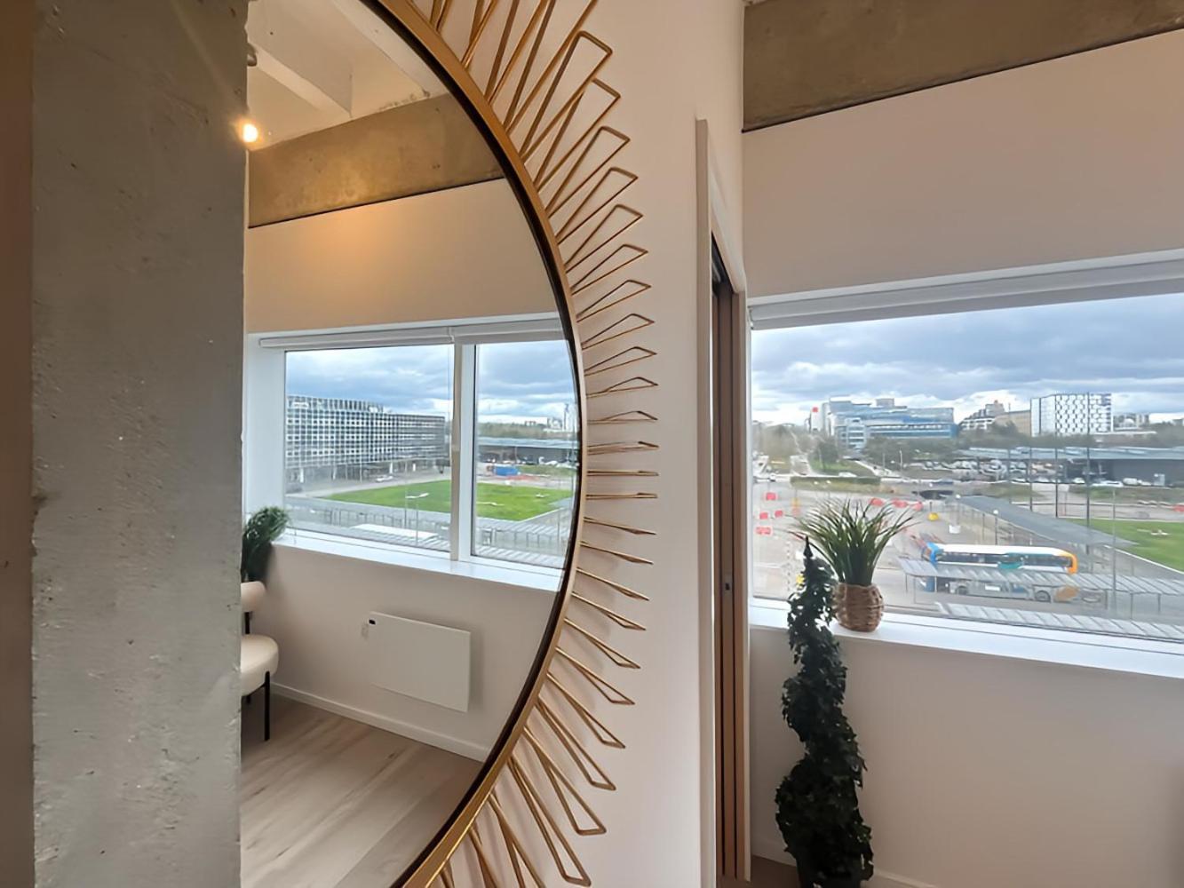 1Br Luxury Flat At Train Station - Long Stays Welcome - Just Ask Милтон-Кейнс Экстерьер фото