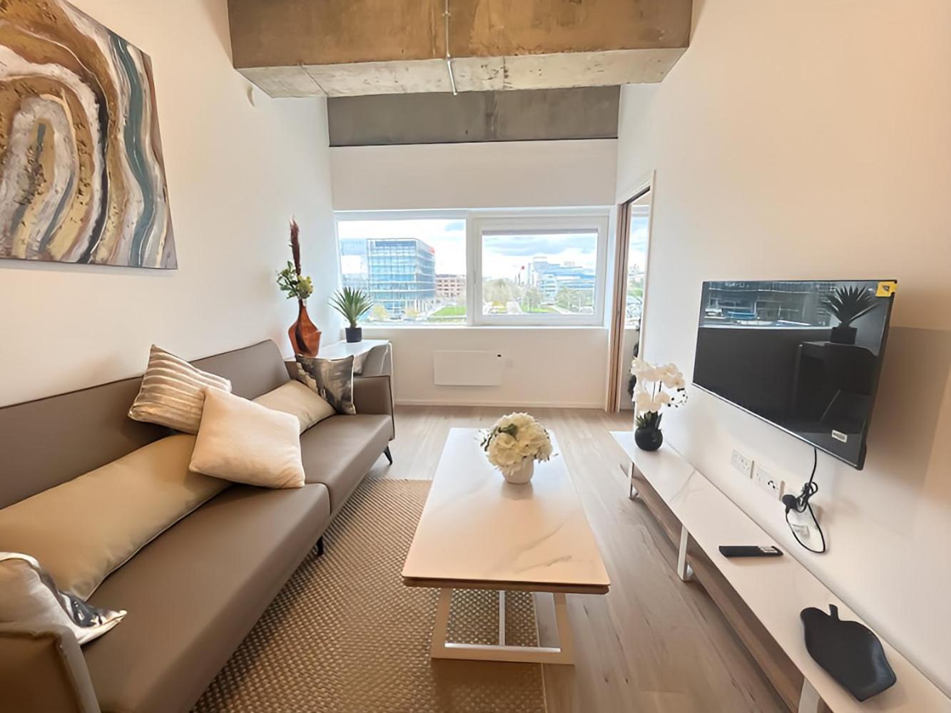 1Br Luxury Flat At Train Station - Long Stays Welcome - Just Ask Милтон-Кейнс Экстерьер фото