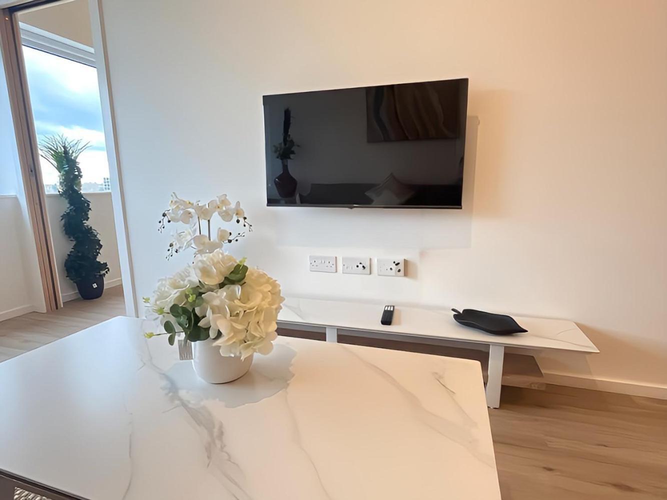 1Br Luxury Flat At Train Station - Long Stays Welcome - Just Ask Милтон-Кейнс Экстерьер фото