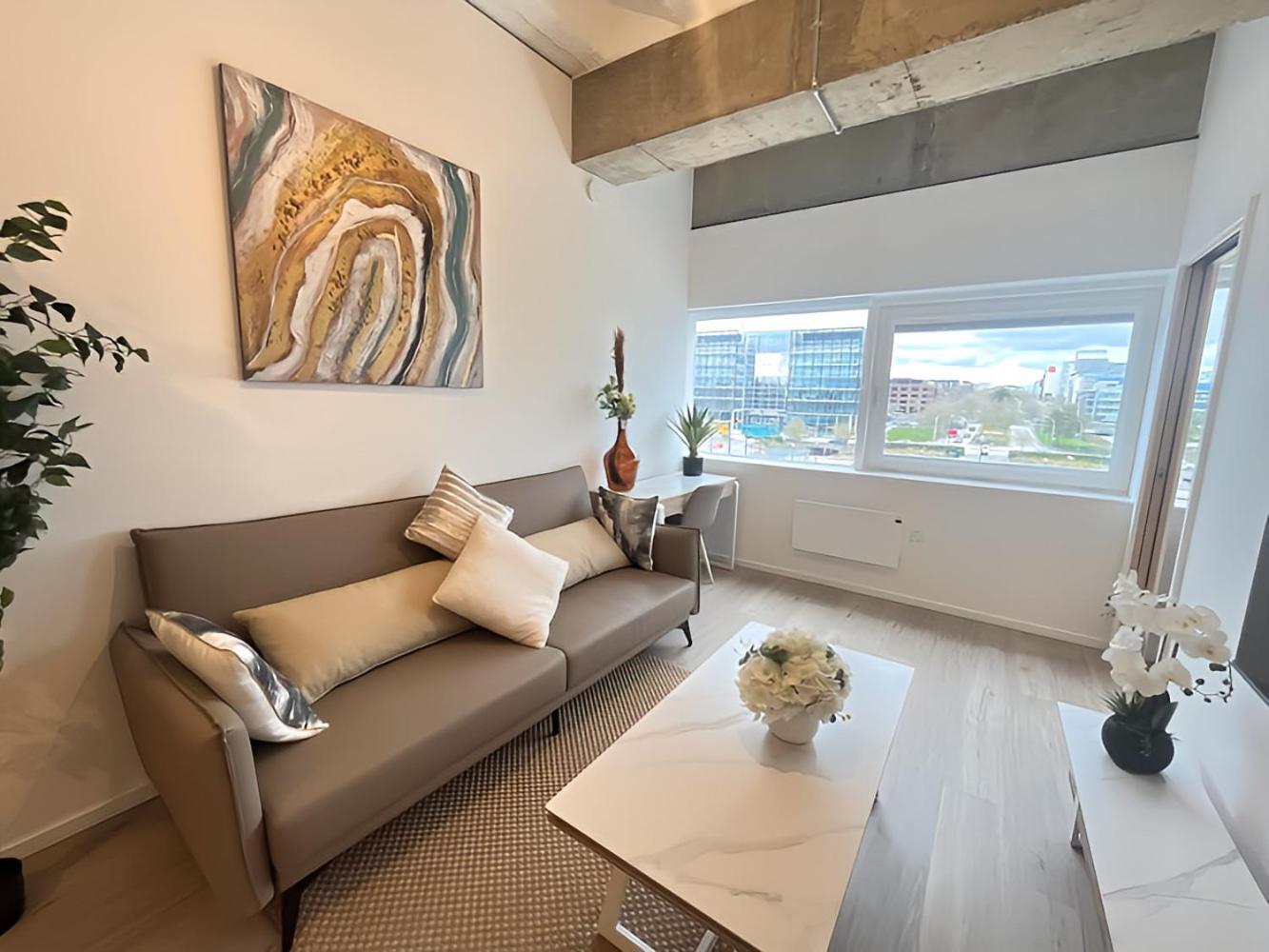 1Br Luxury Flat At Train Station - Long Stays Welcome - Just Ask Милтон-Кейнс Экстерьер фото